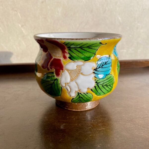 Hand-Painted Kutani Ippukuwan — Yoshidaya Camellia — Bizan Kiln